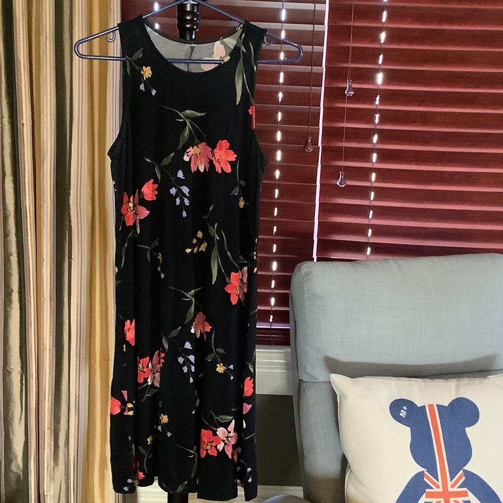 Floral Sleeveless Black Dress. Ptp:18”